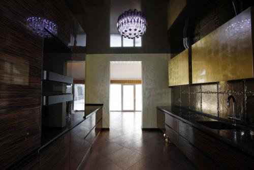 Темный потолок в спальне. Основные правила