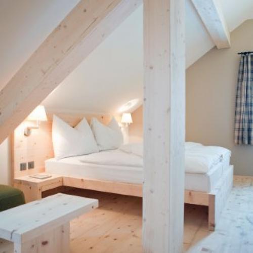 Темный потолок в спальне. Основные правила