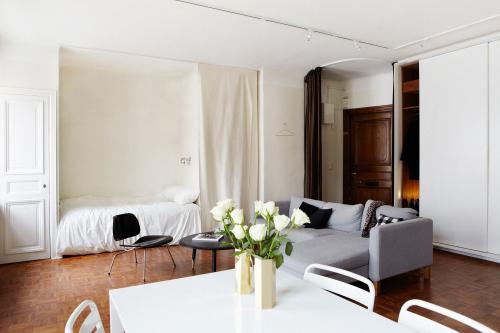 Совместить спальню и гостиную в одной комнате бюджетно. Что учесть