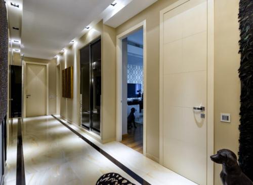 Светлые стены темный пол. Сочетание пола и дверей 02