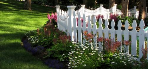 Чем огородить клумбу для цветов. Виды ограждений для клумб