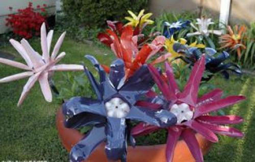 Большие цветы из пластиковых бутылок. Как сделать цветы из пластиковых бутылок 06 Большие цветы из пластиковых бутылок. Как сделать цветы из пластиковых бутылок 06