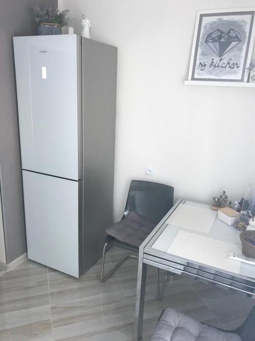 Кухня 5 7 кв м. Стильная строгая кухня 7,5 кв.м с серебристыми вставками. С холодильником и посудомойкой