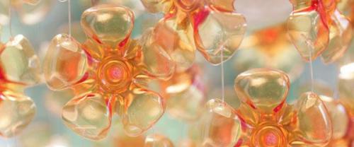 Большие цветы из пластиковых бутылок. Как сделать цветы из пластиковых бутылок 05 Большие цветы из пластиковых бутылок. Как сделать цветы из пластиковых бутылок 05