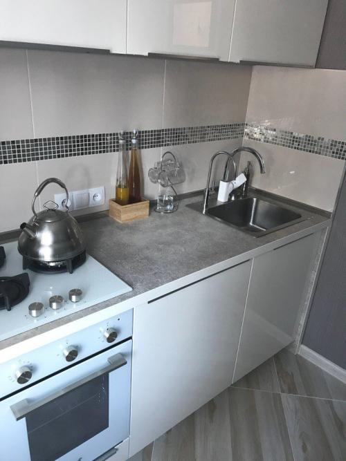 Кухня 5 7 кв м. Стильная строгая кухня 7,5 кв.м с серебристыми вставками. С холодильником и посудомойкой