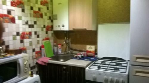 Кухня 5 кв м с холодильником. Кухня 5 кв.м с колонкой, холодильником и духовкой: как всё это уместить? Несколько проектов на обсуждение