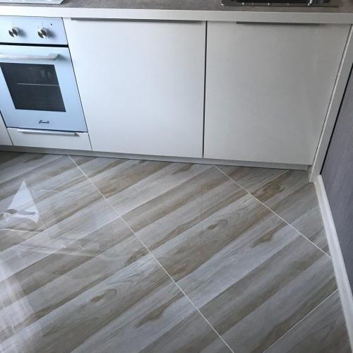 Кухня 5 7 кв м. Стильная строгая кухня 7,5 кв.м с серебристыми вставками. С холодильником и посудомойкой