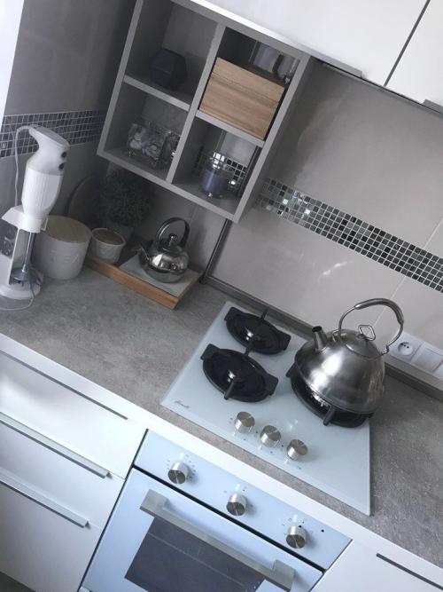 Кухня 5 7 кв м. Стильная строгая кухня 7,5 кв.м с серебристыми вставками. С холодильником и посудомойкой