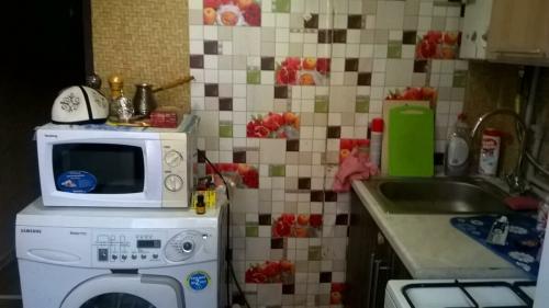 Кухня 5 кв м с холодильником. Кухня 5 кв.м с колонкой, холодильником и духовкой: как всё это уместить? Несколько проектов на обсуждение