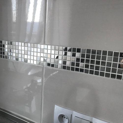 Кухня 5 7 кв м. Стильная строгая кухня 7,5 кв.м с серебристыми вставками. С холодильником и посудомойкой