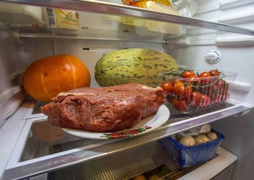 Вредно ли размораживать мясо в микроволновке. Почему не стоит размораживать мясо в микроволновой печи