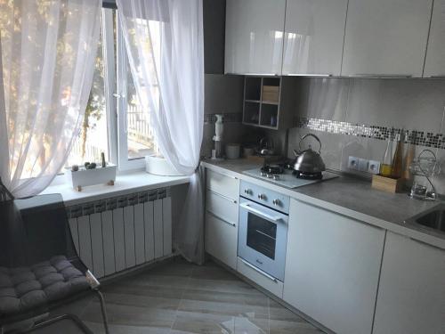 Кухня 5 7 кв м. Стильная строгая кухня 7,5 кв.м с серебристыми вставками. С холодильником и посудомойкой