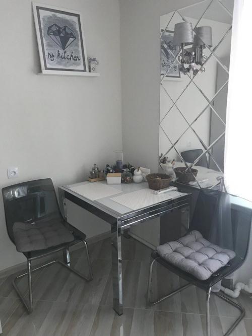 Кухня 5 7 кв м. Стильная строгая кухня 7,5 кв.м с серебристыми вставками. С холодильником и посудомойкой