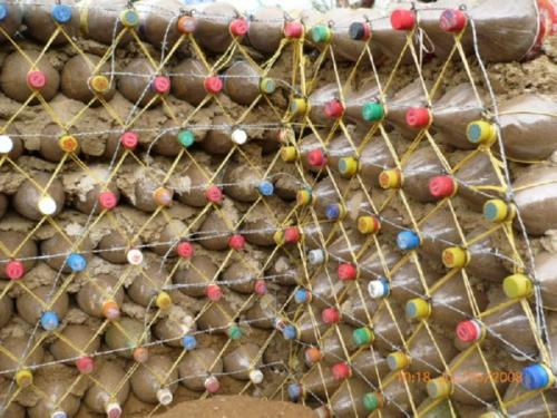 Как сделать домик из бутылки. Как построить дом из пластиковых бутылок?