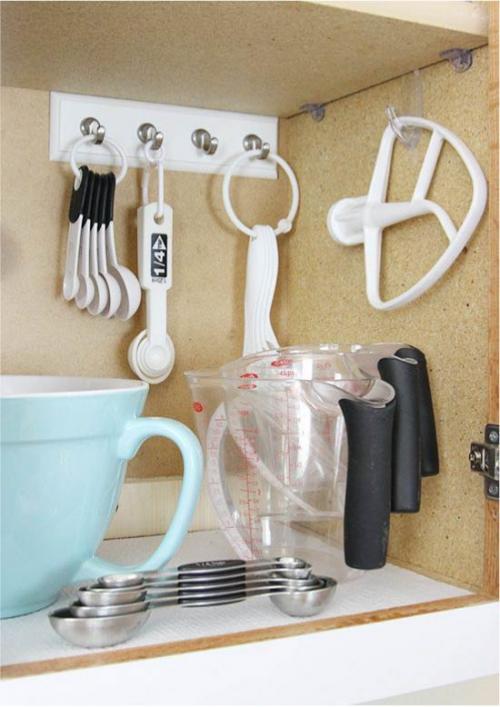 Системы хранения под мойкой. 	На маленькой кухне необходимо задействовать нестандартные места хранения