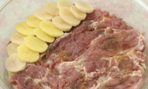 Как сделать мясо по-французски в духовке с картошкой. Мясо по-французски из свинины с картошкой в духовке