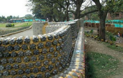 Плетение забора из пластиковых бутылок. Практически бесплатный забор из пластиковых бутылок