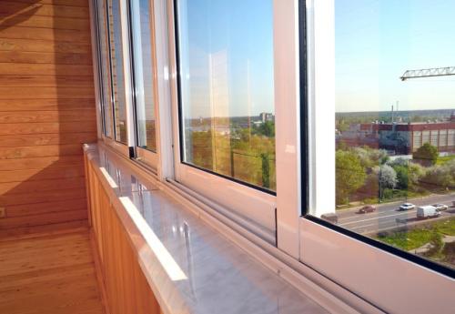 Жалюзи на алюминиевые раздвижные окна. Рулонные шторы на балкон. Критерии выбора