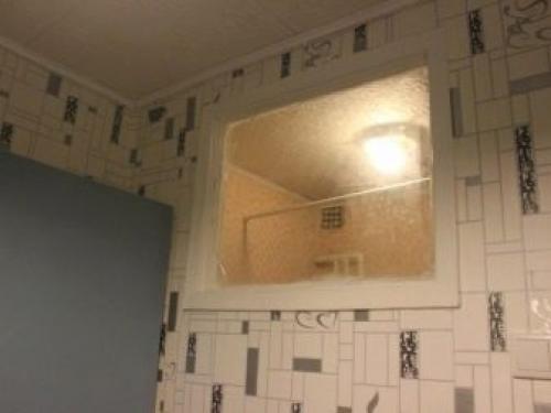 Окно между кухней и ванной для чего. Окно между кухней и ванной – причины появления 05