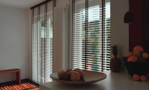 Горизонтальные жалюзи на алюминиевые окна. Горизонтальные жалюзи на окна: виды и способы крепления