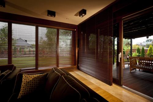 Горизонтальные жалюзи на алюминиевые окна. Горизонтальные жалюзи на окна: виды и способы крепления