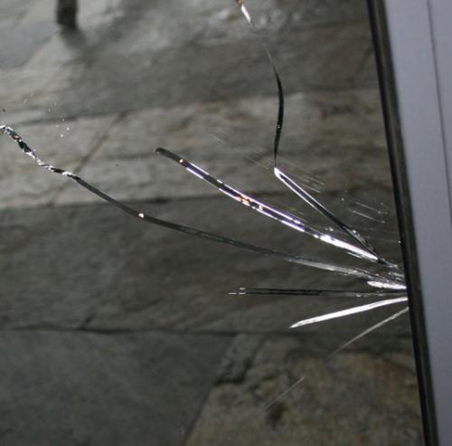 Потеют пластиковые окна внутри стеклопакета, что делать. Почему потеют окна внутри стеклопакета – причина № 1