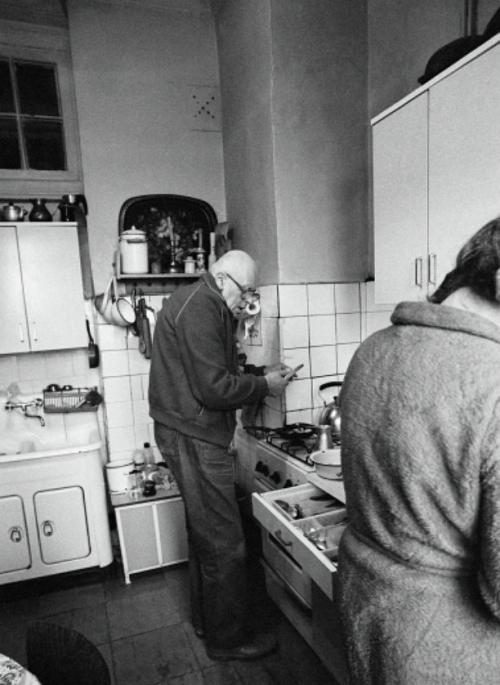 Как сделать окно между ванной и кухней. Как оформить окно между ванной и кухней?