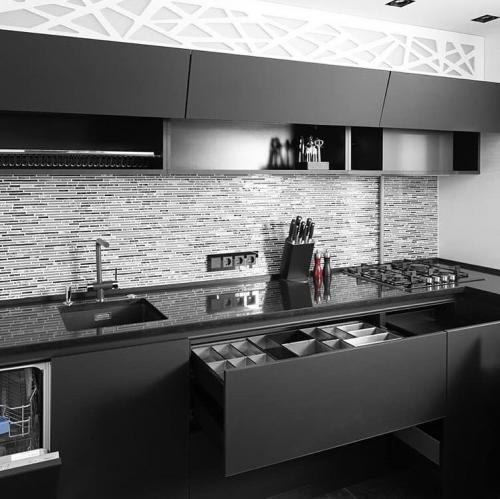 Стильная кухня в черном цвете 03