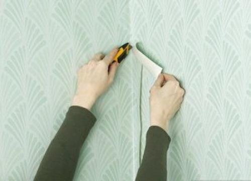 Как клеить флизелиновые обои в неровных углах. Как клеить обои в углах 17