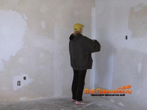 Как клеить флизелиновые обои в неровных углах. Как клеить обои в углах 08