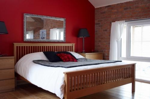 Дизайн спальни с белой кирпичной стеной. Кирпичная стена в спальне: созвучие и контраст