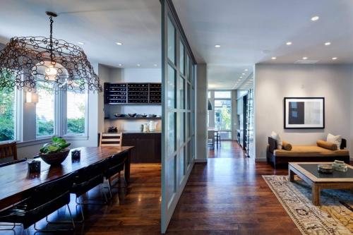 Дизайн гостинной совмещенной с кухней в частном доме. Как обустроить гостиную, совмещенную с кухней?