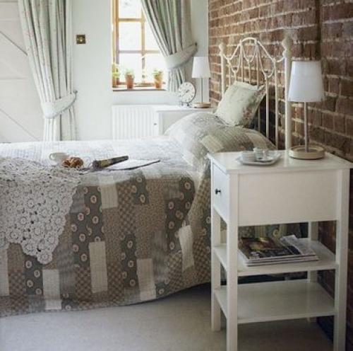 Дизайн спальни с белой кирпичной стеной. Кирпичная стена в спальне: созвучие и контраст