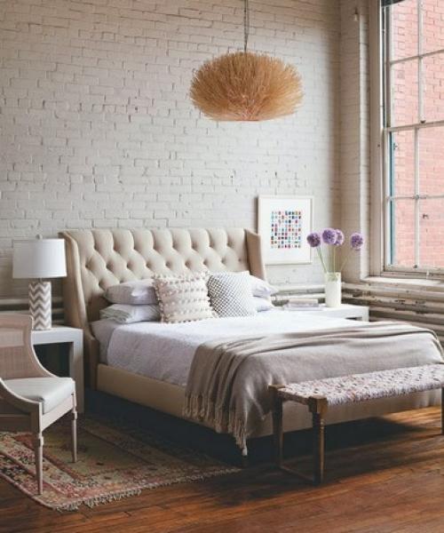 Дизайн спальни с белой кирпичной стеной. Кирпичная стена в спальне: созвучие и контраст