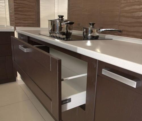 Полки выдвижные для кухни. Как обустроить кухню выдвижными системами