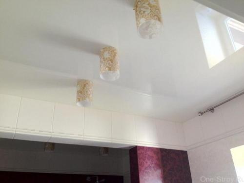 Влага под натяжным потолком. Почему появляется конденсат на натяжных потолках?