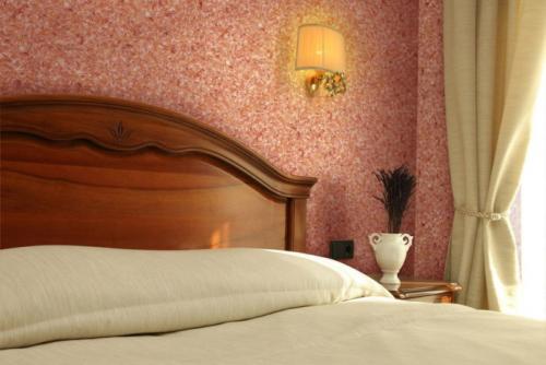 Обои в маленькую узкую спальню. Виды обоев для спальни