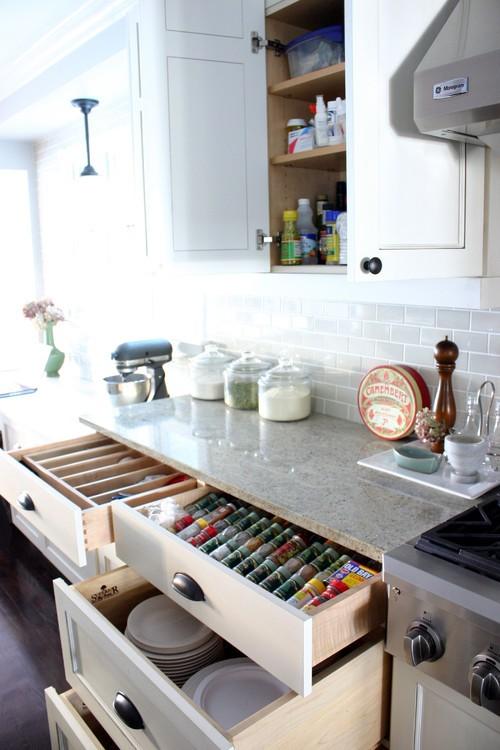 Полки выдвижные для кухни. Как обустроить кухню выдвижными системами