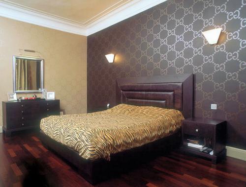 Обои в маленькую узкую спальню. Виды обоев для спальни