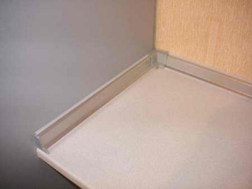 Плинтус для кухонной столешницы. Установка плинтуса для столешницы