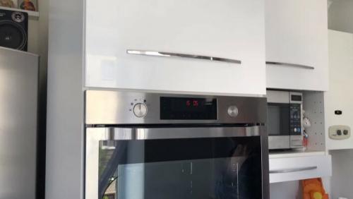 Куда поставить микроволновку на кухне в хрущевке. Куда поставить посудомойку в хрущевке? Пример, как это сделала владелица кухни 5 кв. м