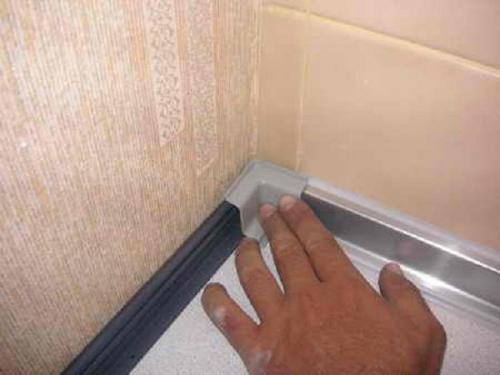 Плинтус для кухонной столешницы. Установка плинтуса для столешницы