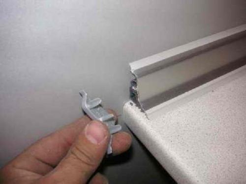 Плинтус для кухонной столешницы. Установка плинтуса для столешницы