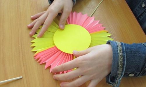 Поделки к дню матери своими руками из салфеток. Поделка на День матери для детского сада из салфеток, гофрированной бумаги или картона (шаблоны прилагаются)