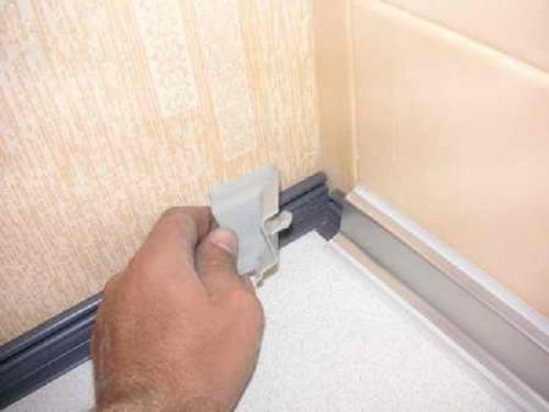 Плинтус для кухонной столешницы. Установка плинтуса для столешницы