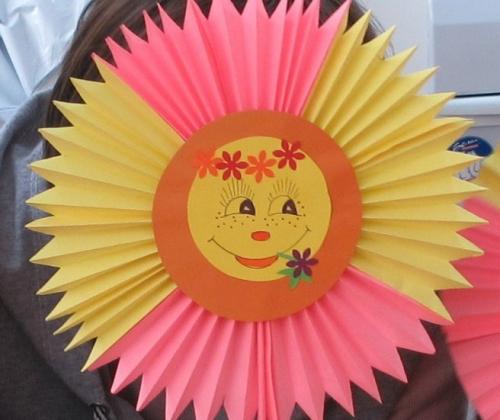 Поделки к дню матери своими руками из салфеток. Поделка на День матери для детского сада из салфеток, гофрированной бумаги или картона (шаблоны прилагаются)