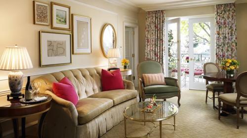 Как подобрать ковер к интерьеру гостиной 14