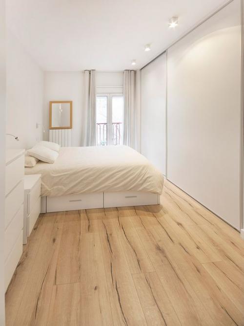 Шкаф-купе на всю стену в спальню. Матовые фасады