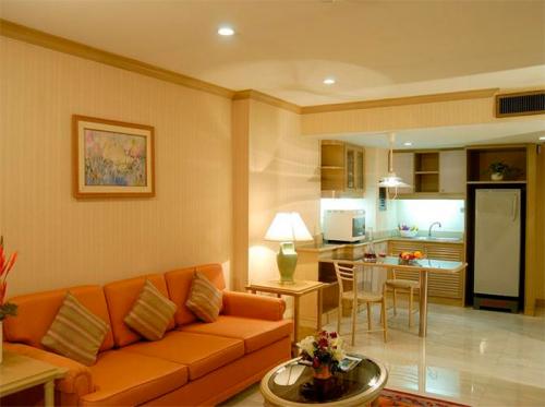 Шкаф-купе в зале хрущевки. Творческий подход к пространству