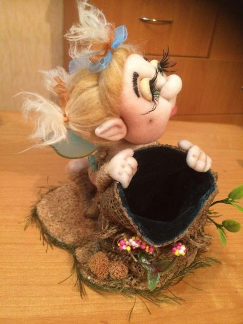 Как сделать из пластиковой бутылки куклу. Мастер-класс по созданию бутылок для кукол и румбоксов из разной мелочи 21 Как сделать из пластиковой бутылки куклу. Мастер-класс по созданию бутылок для кукол и румбоксов из разной мелочи 21